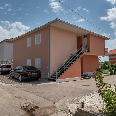 Lena Apartmán