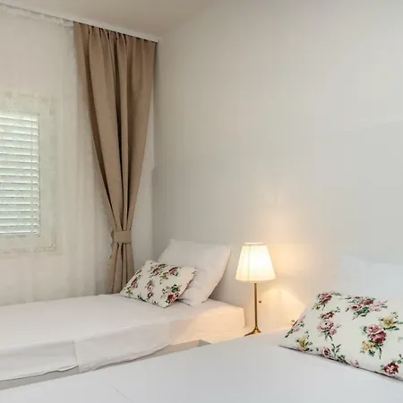 Lena Apartmán *